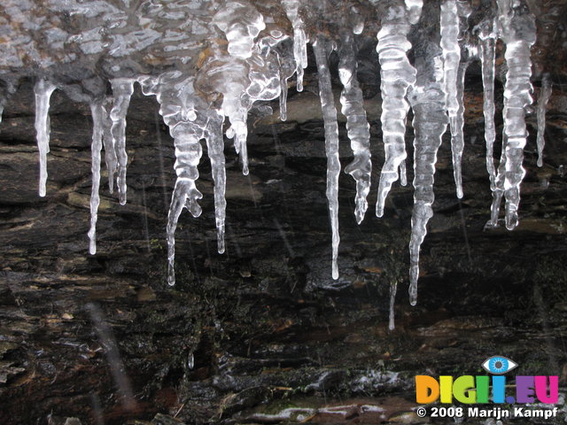 SX02111 Icicles on little stream